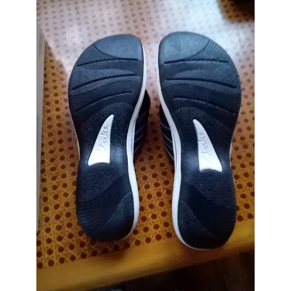 NIB Clarks Cloudsteppers 10M Breeze Sea Black Synthetic CushionSoft Flipflops